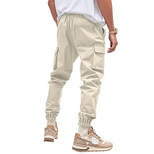 Dettaglio posteriore dei pantaloni cargo beige da uomo con tasche multiple e polsini elasticizzati