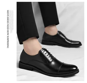 Elegantes zapatos Oxford de cuero negro con puntera para ropa formal de negocios