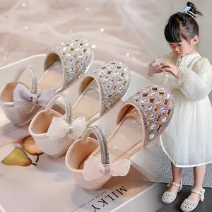 Eleganti sandali da principessa per bambina con strass per danza e spettacoli.