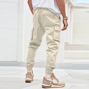 Vista posteriore di pantaloni cargo kaki da uomo con dettagli tasche e gambali.