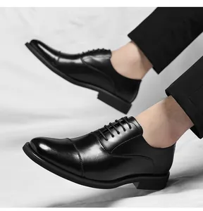 Vista detallada de elegantes zapatos de negocios de cuero negro con puntera para hombre