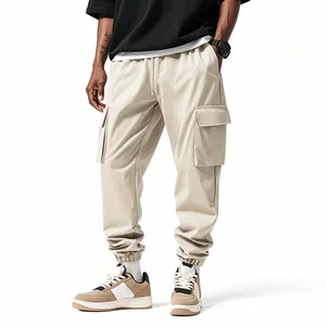 Dettaglio dei pantaloni cargo kaki da uomo con tasche laterali funzionali e polsini jogger