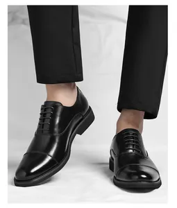 Primer plano de zapatos de vestir de cuero negro para hombre con puntera cosida formal