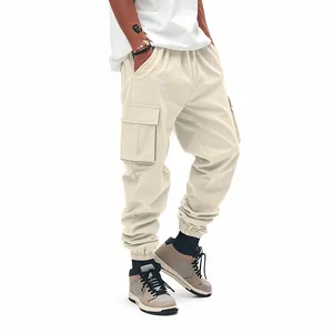 Vista dettagliata dei pantaloni cargo jogger da uomo con tasche multiple e polsini.