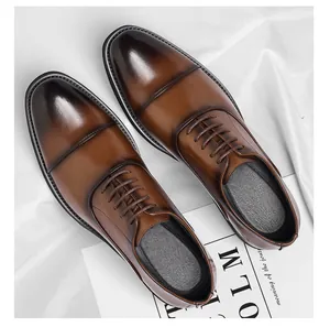 Zapatos Oxford clásicos de cuero marrón para hombre con elegante degradado sobre tela blanca