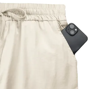 Dettaglio ravvicinato dei pantaloni cargo da uomo con tasca e vita elastica regolabile