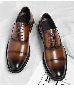 Vista superior detallada de elegantes zapatos de vestir de cuero marrón en tela blanca.