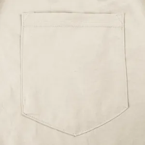 Vista dettagliata della tasca applicata funzionale sui pantaloni cargo kaki da uomo