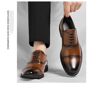 Primer plano de elegantes zapatos Oxford de hombre en cuero marrón degradado para negocios