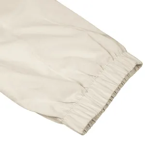 Vista dettagliata del polsino elasticizzato e della trama del tessuto dei pantaloni cargo