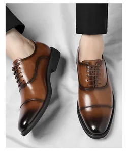 Vista detallada de los zapatos de vestir de cuero marrón degradado para hombres