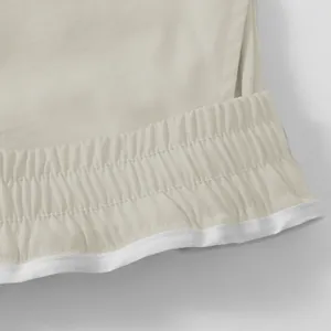 Primo piano dettagliato dell'elastico in vita e delle cuciture di pantaloni cargo.