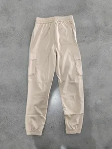 Vista posteriore dei pantaloni cargo kaki da uomo con vita elastica e tasche multiple