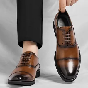 Zapatos de vestir para hombre en cuero marrón degradado con diseño cap toe formal