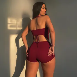 Rückenansicht eines sexy weinroten Halter-Top- und Shorts-Sets im Abendlicht