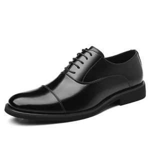 Zapatos clásicos Oxford de cuero negro pulido con puntera para hombre de negocios