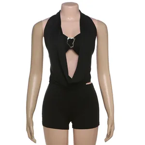Detailansicht eines sexy schwarzen Neckholder-Jumpsuits mit herzförmiger Metallschnalle