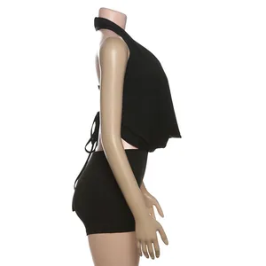 Seitenansicht eines sexy schwarzen rückenfreien Jumpsuits mit Neckholder-Ausschnitt.