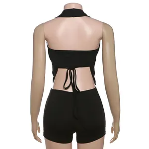 Detaillierte Rückansicht eines schwarzen Neckholder-Oberteils mit passenden Shorts