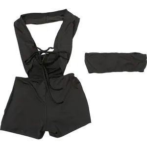 Detailansicht des schwarzen Neckholder-Jumpsuits und Bandeau-Top-Sets auf weiß