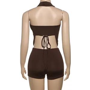 Rückansicht eines braunen rückenfreien Neckholder-Tops mit passenden engen Shorts