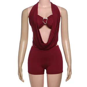 Vorderansicht eines sexy weinroten Neckholder-Jumpsuits mit goldener Metallschnalle