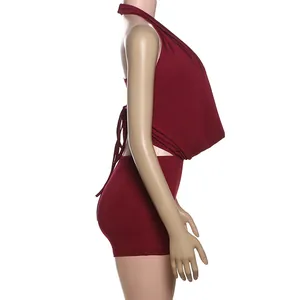 Seitenansicht eines sexy tiefroten, rückenfreien Zweiteiler-Shorts-Sets mit Neckholder für Damen.