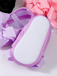 Nahaufnahme der rutschfesten weichen Sohle an süßen Baby Mädchen Schleifen Lauflernschuhen