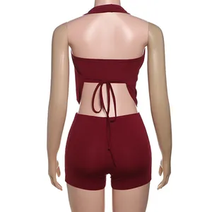 Rückansicht eines sexy burgunderroten Halterneck-Bodysuits mit Schnürung hinten