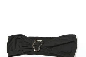 Detailansicht eines schwarzen Bandeau-Tops mit einer dekorativen silbernen Schnalle