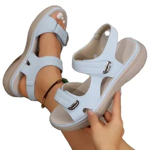 Hellblaue Damen-Freizeitsandalen mit dicker Sohle und verstellbarem Klettverschluss