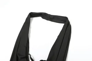 Detailansicht des Nackenträgergurtes eines schwarzen, sexy rückenfreien Jumpsuits.