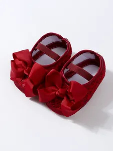 Detailansicht rote Baby Mädchen Lauflernschuhe aus Spitze mit eleganter großer Schleife