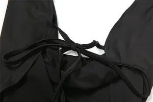 Detailansicht des sexy tiefen V-Ausschnitts mit Schnürung an einem schwarzen Sommer-Jumpsuit