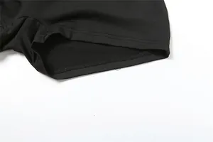 Nahaufnahme des Saums und der Nähte an einem sexy schwarzen Neckholder-Jumpsuit