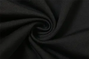 Detaillierte Nahaufnahme der weichen schwarzen Strickstoffstruktur für Damen-Jumpsuits