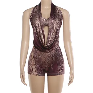 Vorderansicht des sexy Schlangenprint-Halter-Einteilers mit tiefem V-Ausschnitt und Metall-Detail.