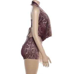 Seitenansicht eines sexy Damen-Sets mit Schlangenprint, Neckholder-Top und Shorts.