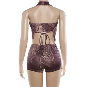 Detaillierte Rückansicht von sexy braunem Schlangenprint Halter Top und passendem Shorts Set