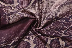 Makrodetail aus hochwertigem Stoff mit trendigem und elegantem Schlangenmuster-Print
