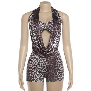 Sexy Damen-Set mit Leopardenmuster, Neckholder-Oberteil und Shorts auf Mannequin.