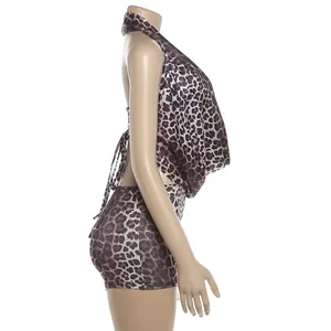 Detailansicht eines sexy Jumpsuits mit Leopardenmuster und Neckholder am Mannequin