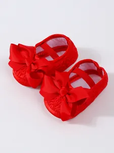 Detaillierte Ansicht roter Lauflernschuhe für Babys mit großer Schleife und weichem Netzstoff