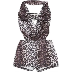 Detailansicht eines sexy Leopard-Print-Halfter-Einteilers mit tiefem V-Ausschnitt