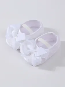 Elegante weiße Baby-Lauflernschuhe mit weicher Sohle und einer dekorativen Schleife