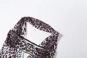 Detailansicht eines Jumpsuits mit Leopardenmuster, Neckholder und schicker Metallschnalle.