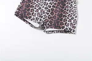 Detailansicht des unteren Teils eines sexy Leoparden-Jumpsuits mit feinen Nähten