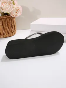 Λεπτομερής προβολή της σόλας πλατφόρμας για τις μαύρες γυναικείες σαγιονάρες παραλίας