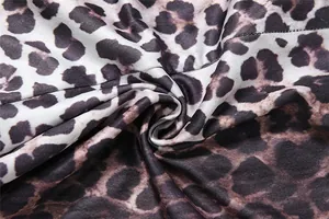 Makroansicht der hochwertigen Leopardenmuster-Stofftextur für modische Sommer-Jumpsuits