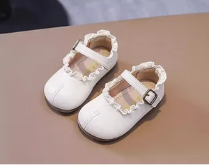 Detail von weißen Baby-Prinzessin-Schuhen mit Spitzenbesatz und falscher Zehentrennung